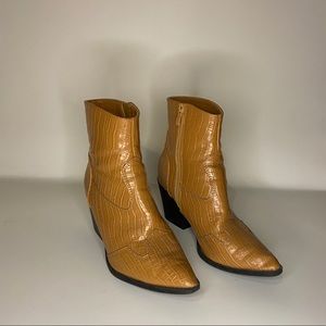 Tan Faux Croc Western Style Ankle Boots sz 8